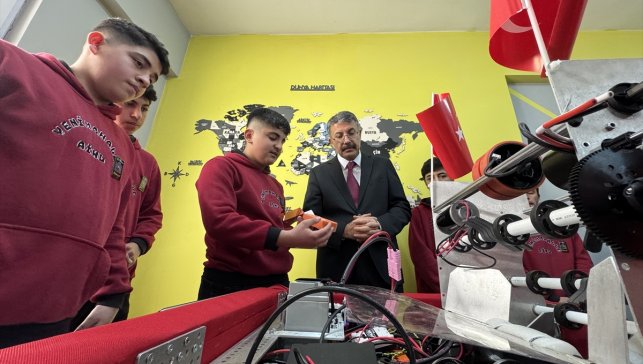 Hakkari Valisi Çelik, Yüksekova'da öğrencilerin projelerini inceledi