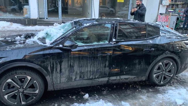 Bingöl'de çatıdan düşen kar otomobile zarar verdi