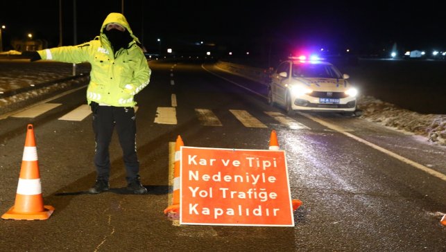 Kars-Göle kara yolu olumsuz hava koşulları nedeniyle tır geçişlerine kapatıldı