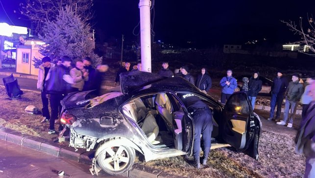 Malatya'da direğe çarpan otomobilin sürücüsü yaralandı