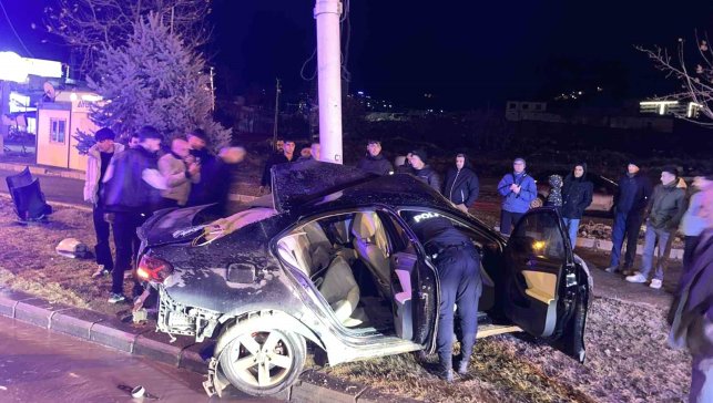 Kontrolden çıkan araç, trambüs direğine çarptı: 1 ağır yaralı