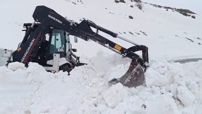 Aydınlar beldesinde karla mücadele çalışması sürüyor