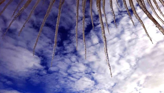 Erzurum'da çatılardan sarkan dev buz sarkıtları tehlike oluşturuyor