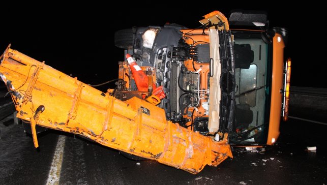 Ağrı'da devrilen kar küreme ve tuzlama aracındaki işçi yaralandı