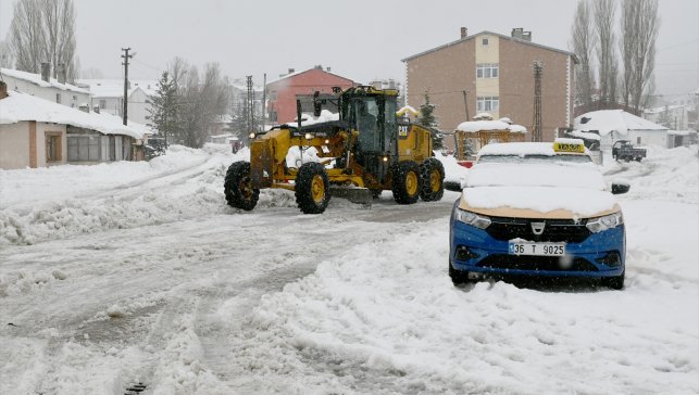 Kar kalınlığının 1 metreyi aştığı Sarıkamış'ta biriken kar şehir dışına taşınıyor
