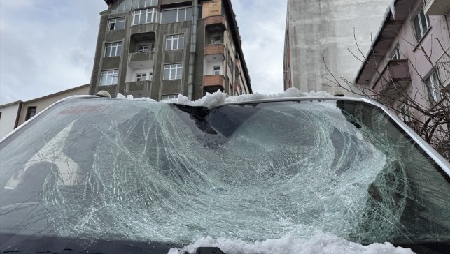 Erzurum'da kamyonetin üzerine çatıdan buz kütlesi düşmesi kamerada