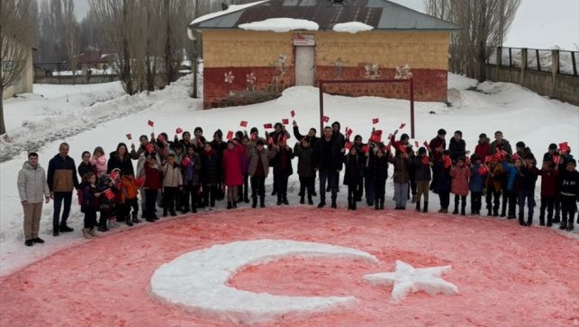 Ağrı’da öğrenciler karda Türk bayrağı yaptı