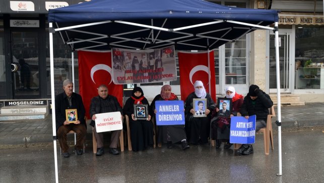 Muş'ta evlatlarına kavuşmak isteyen aileler, DEM Parti önündeki eylemlerini sürdürdü