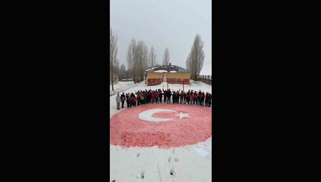 Öğrenciler kardan Türk bayrağı yaptı