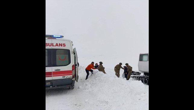 Mehmetçik, Kars'ta kardan kapanan yollar nedeniyle ulaşılamayan hasta çocukları sağlık ekiplerine teslim etti