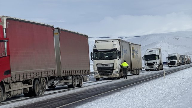 Ardahan'da buzlanma nedeniyle yolda kalan 16 tır kurtarıldı
