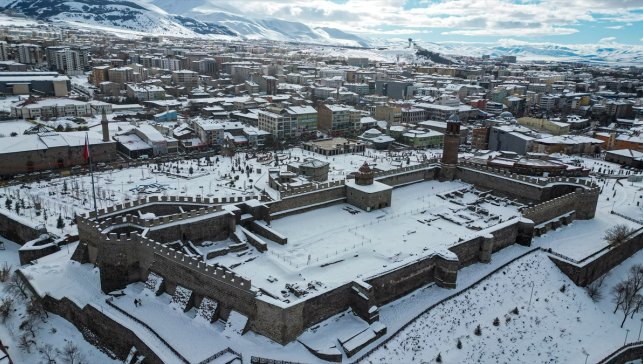 Yeniden karla kaplanan Erzurum'da güzel kış manzaraları oluştu