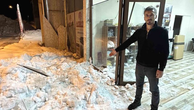 Çatıda biriken kar dehşeti: İş yeri sahibi ölümden döndü