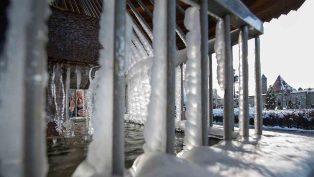 Erzurum'da soğuklar etkili oluyor; Çeşme ve şadırvanlar dondu