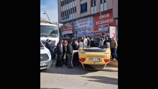 Beton mikseri ile çarpışan taksi ters döndü: 1 yaralı