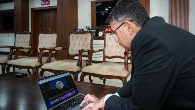 Hakkari Valisi Çelik, AA'nın Yılın Kareleri oylamasına katıldı