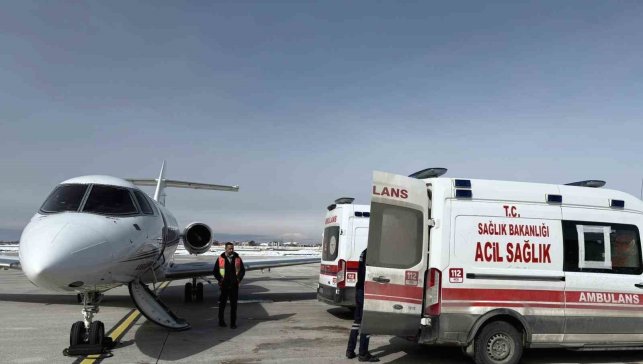 Hasta 2 bebek ambulans uçakla İstanbul'a sevk edildi