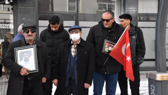 Vanlı aileler DEM Parti binası önündeki evlat nöbetini sürdürdü