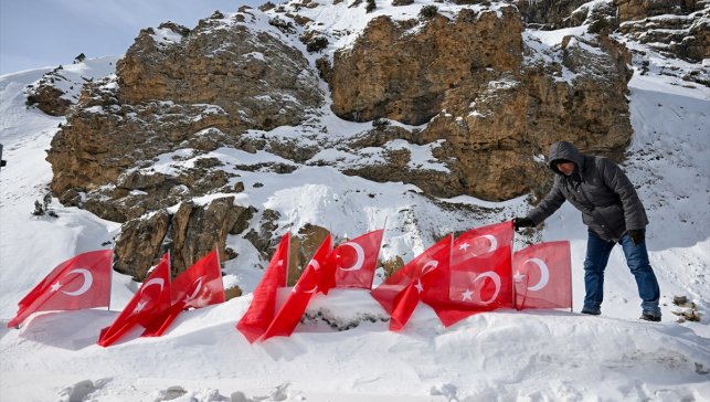 Van'daki çığlarda hayatını kaybedenler anıldı