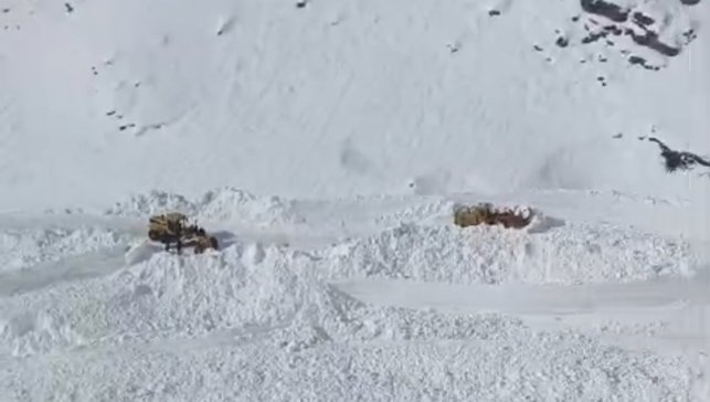 Van Bahçesaray'da mezra yoluna çığ düştü