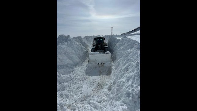 Hakkari'de kardan kapanan iki üs bölgesinin yolu ulaşıma açıldı