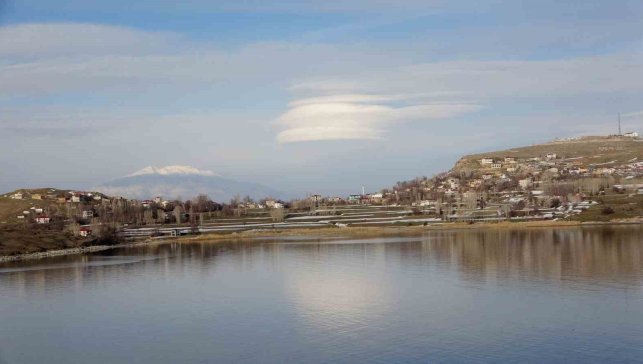 Süphan Dağı üzerinde oluşan mercek bulutu görenleri hayran bıraktı