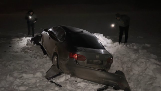 Yüksekova'da otomobil 30 metre savrularak kar yığınına saplandı: 3 yaralı