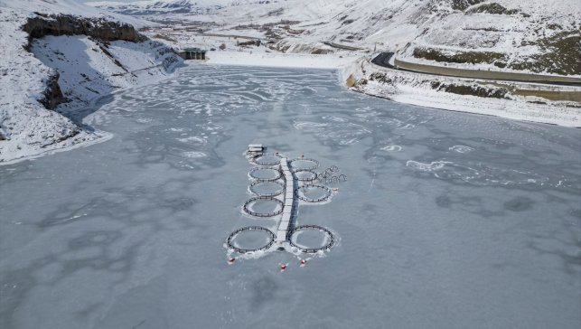 Van'da yüzeyi buz tutan Zernek Barajı dron ile görüntülendi