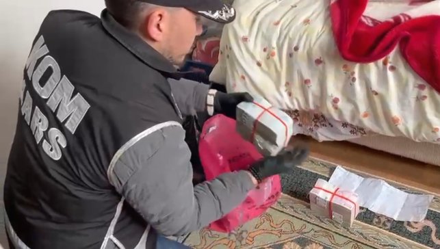 Kars'ta tefecilik operasyonu: Yatağın altından poşet poşet para çıktı