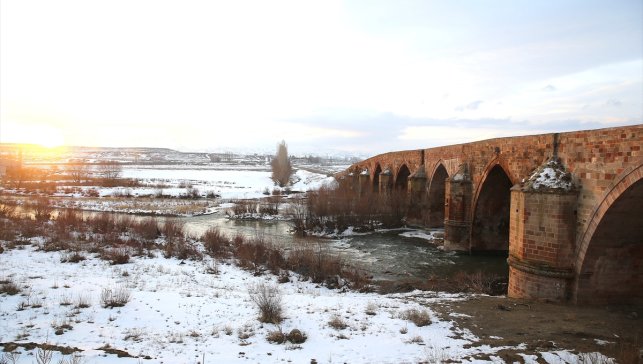 Erzurum'da çevresi karla kaplanan 728 yıllık tarihi köprü güzel görüntü oluşturdu