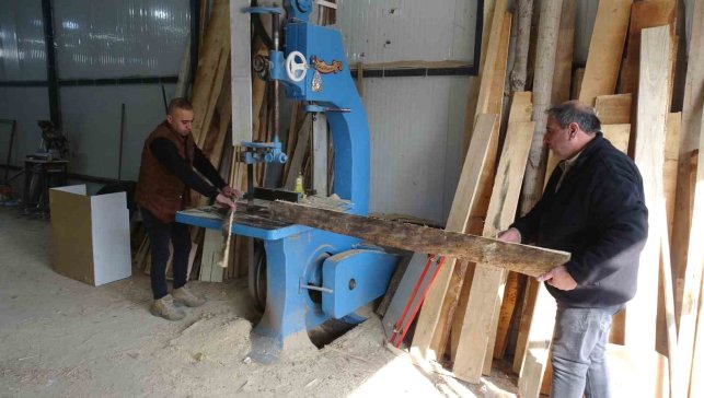 Depremin ayırdığı Cömert ailesi hayata tutunmaya çalışıyor