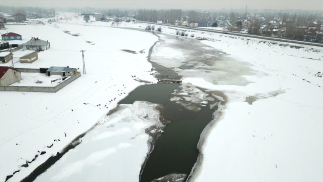 Ağrı'da nehir ve dereler buzla kaplandı