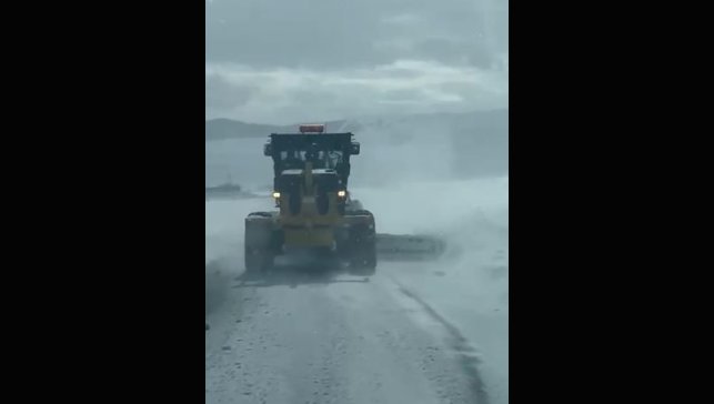 Özel İdare ekipleri tipiden kapanan yolları açmak için aralıksız çalışıyor