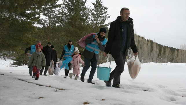 İmamlar zorlu kış şartlarında yiyecek bulamayan yaban hayvanlarına yem taşıyor