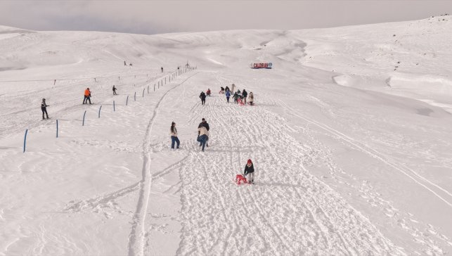 Çaldıran Termal Kayak Merkezi, kayak tutkunu çocukları ağırladı