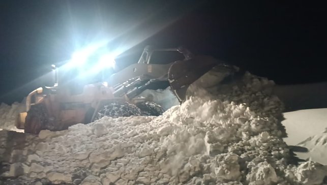 Hakkari 2.800 rakımda yol genişletme çalışması