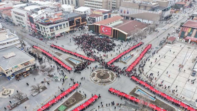 Erzincan'da on binlerce kişi 'İstiklal Bayrakla, İstikbal Maarifle' yürüyüşünde tek yürek oldu