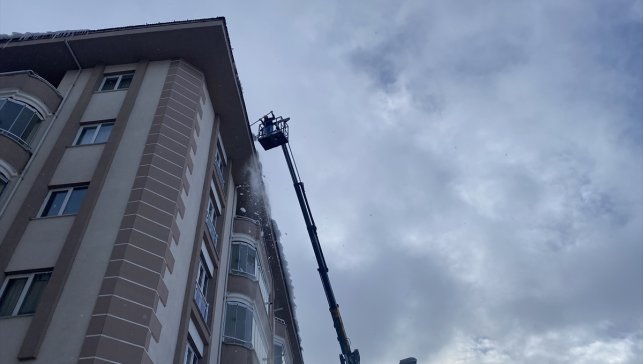 Ardahan'da çatılarda tehlike oluşturan buz sarkıtları temizleniyor