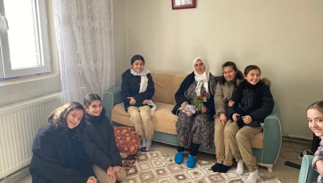 Karlıova'da öğrenciler engelli ve yaşlıları ziyaret etti 