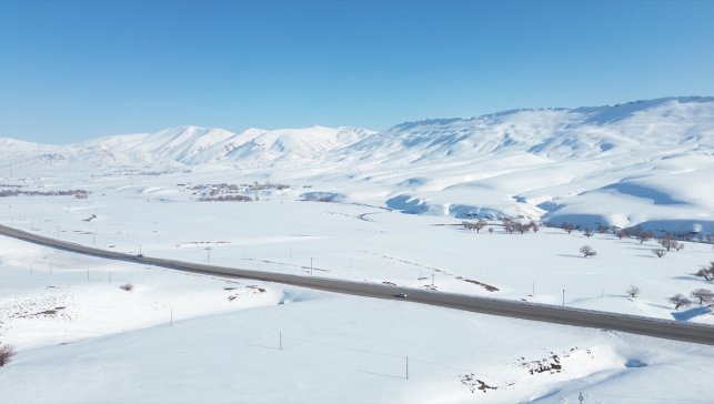 Karla kaplı Karlıova'da güzel manzaralar oluştu 