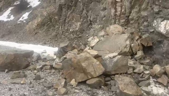 Kemah'taki deprem sonrası Hakbilir köyü yoluna kayalar düştü