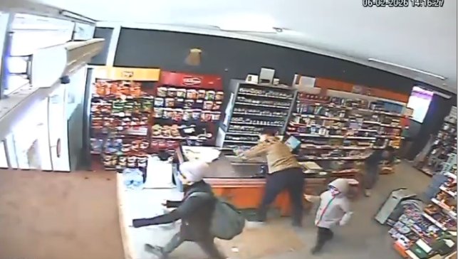 Kemah'taki deprem paniği marketin güvenlik kamerasına yansıdı