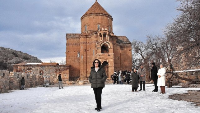Sanatçı Hülya Koçyiğit, Akdamar Adası'nı gezdi