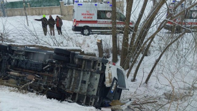 Muş'ta işçi servisi şarampole yuvarlandı: 6 yaralı