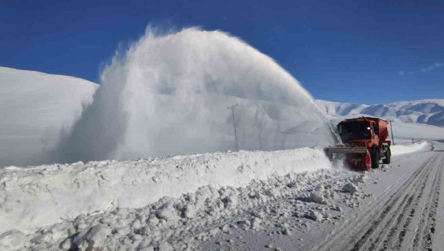 Karabet Geçidi’nde 2 metreyi aşan kar Van-Bahçesaray yolunu 43 gündür kapattı