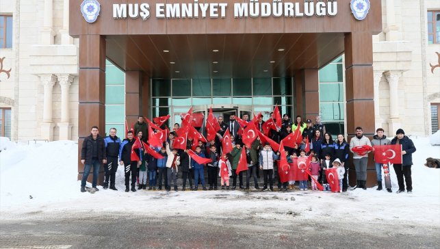 Muş’ta çocukların yüzünü güldüren proje: Polis 5 yılda 17 bin çocuğu sinemaya götürdü