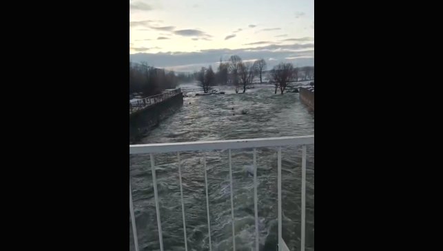 Elazığ'da kar suları eridi, dereler coştu