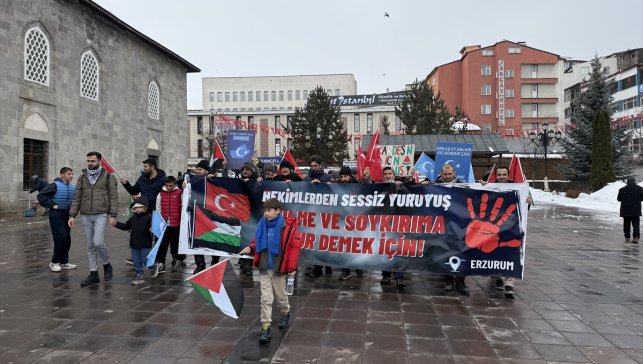 Erzurum'da sağlıkçılar Gazze için sessiz yürüyüşlerini 117. haftada sürdürdü