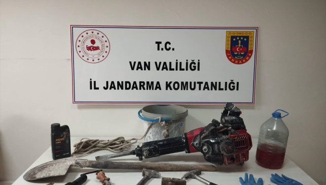 Van'da kaçak kazı yapan 4 kişi yakalandı