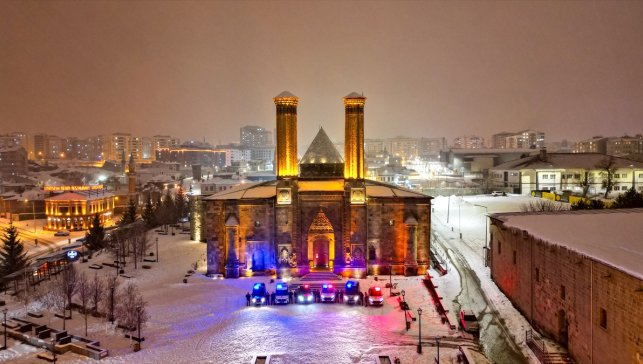 Erzurum'da kar yağışı etkili oluyor